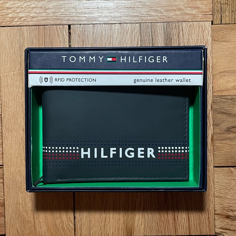 NEW Tommy Hilfiger Wallet